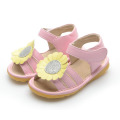 Розовые детские скрипучие сандалии с большим желтым подсолнухом Размер 3-9